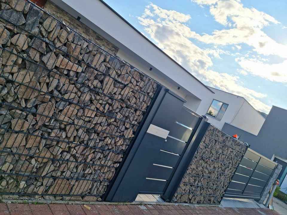 Ploty | POPRAD | WISNIOWSKI REALIZÁCIA : Rožňava okr. ROŽŇAVA | plot HOME INCLUSIVE AW 10.228 + 60m gabiónový plot 